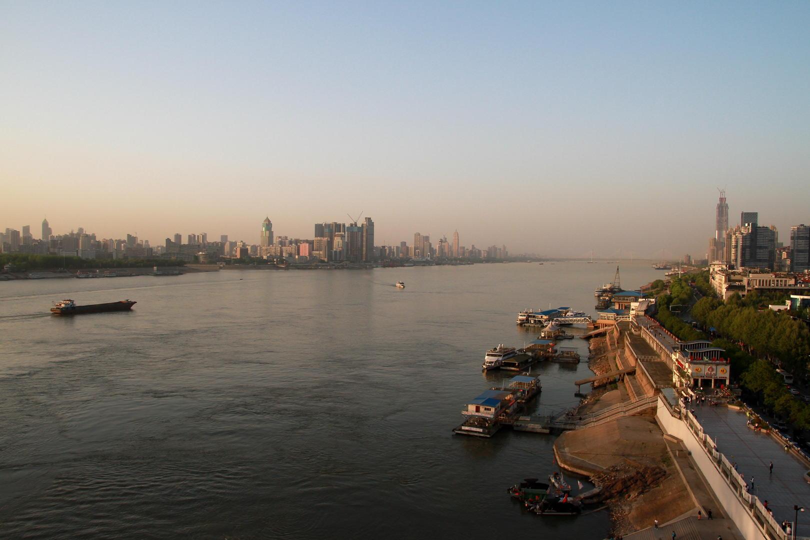 2021年3月1日起，長江一公里禁止新建、擴(kuò)建化工園區(qū)和化工項目