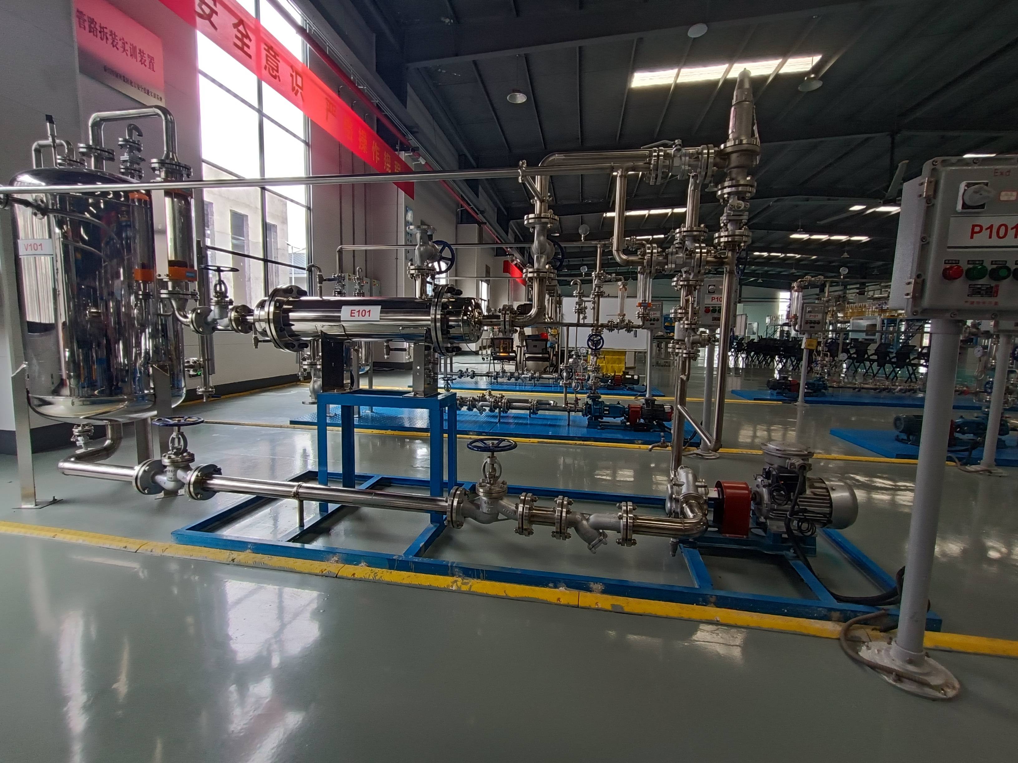 機泵與閥門實訓區(qū)(圖1) 機泵與閥門實訓區(qū)(圖1)